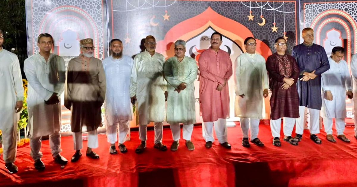 রাজশাহীতে বিভাগীয় কমিশনার ও জেলা প্রশাসকের ঈদ শুভেচ্ছা বিনিময়