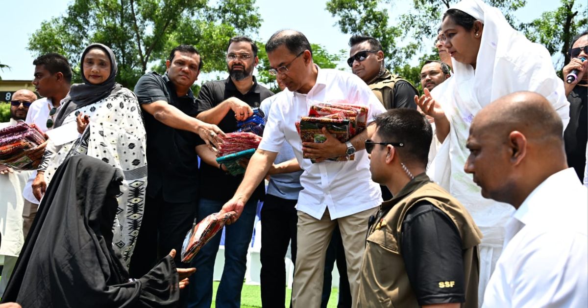 নিম্ন আয়ের মানুষের হাতে উপহার তুলে দিলেন প্রধানমন্ত্রী