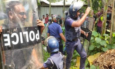 ডিসি-এসপির গাড়ি ভাঙচুর, ওসিসহ আহত ৩০