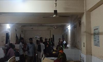 দীর্ঘদিন ধরে নষ্ট হাসপাতালের পুরুষ ওয়ার্ডের ফ্যান, গরমে ভোগান্তি