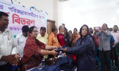 পরিচ্ছন্নতা কর্মীদেরকে বিসিসির পক্ষ থেকে রেইনকোট উপহার