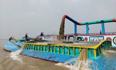 অর্ধশতাধিক ড্রেজারে চলছে বালু উত্তোলন, হুমকিতে মেহেন্দিগঞ্জের চরাঞ্চল