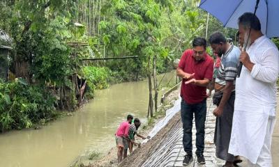 মেহেন্দিগঞ্জে ঝড়-বৃষ্টি উপেক্ষা করে দ্রুতগতিতে চলছে উন্নয়ন কাজ