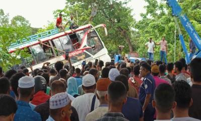 ঝালকাঠিতে বাস উল্টে প্রাণ গেল সুপারভাইজারের