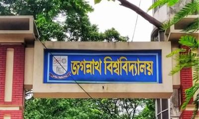 মধ্যরাতে জবি শিক্ষার্থীদের ওপর পুলিশের লাঠিচার্জ, আহত অন্তত ২৫