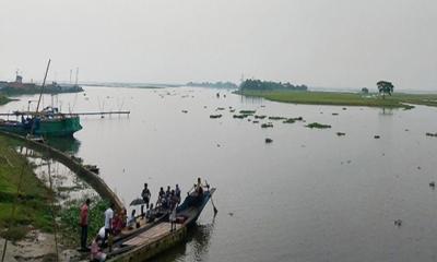 ৫৪ বছরেও মেলেনি সেতু, নৌকাই গ্রামবাসীর একমাত্র ভরসা