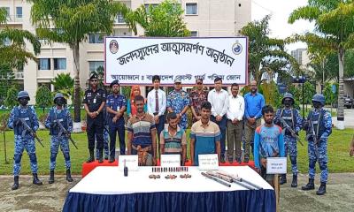 অস্ত্রসহ ‘বড় জাহাঙ্গীর’ বাহিনীর ৩ দস্যুর আত্মসমর্পণ, জিম্মি জেলে উদ্ধার