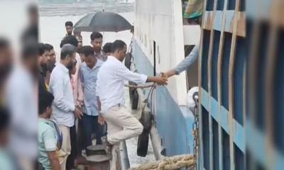 নিজে ওঠার জন্য মাঝনদী থেকে ফেরি ফেরালেন এমপি হান্নান মাসউদ