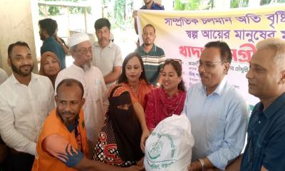 অতিবৃষ্টিতে কর্মহীন ৫০০ পরিবার পেল জেলা পরিষদের খাদ্যসহায়তা