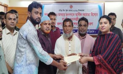 ফুলবাড়ীতে দুঃস্থ ও অসহায়দের মাঝে প্রধানমন্ত্রীর অনুদান বিতরণ