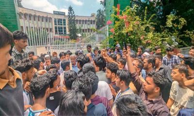 শিক্ষামন্ত্রীর পদত্যাগ দাবিতে কুমিল্লায় পরীক্ষার্থীদের বিক্ষোভ