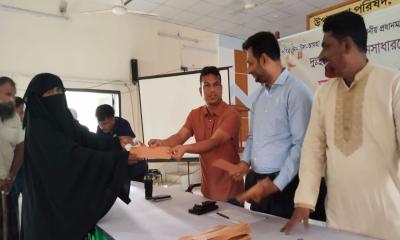 সালথায় দুঃস্থদের মাঝে প্রধানমন্ত্রীর ত্রাণ তহবিলের অর্থ বিতরণ