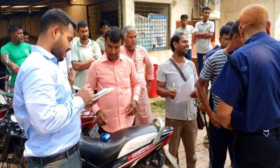 নবাবগঞ্জে হেলমেট না থাকায় ৬ মোটরসাইকেল চালককে জরিমানা