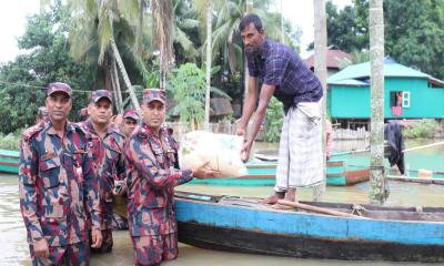 রাঙ্গামাটির দুর্গম সীমান্তে বানভাসি মানুষের পাশে বিজিবি