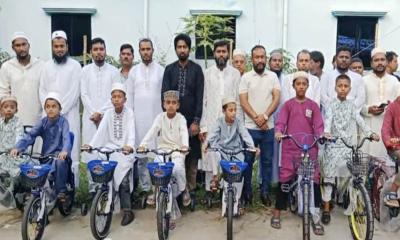 চাঁদপুরে জামায়াতে নামাজ আদায় করায় ১৩ শিশুকে সাইকেল পুরস্কার
