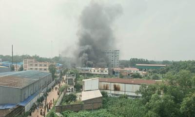 পূবাইলে অবৈধ কেমিক্যাল কারখানায় আগুন