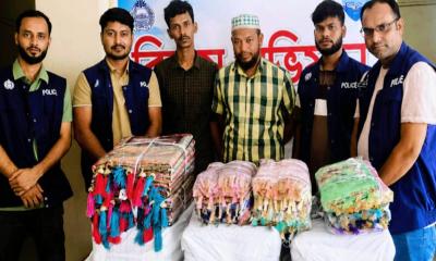 হাটহাজারীতে ৪১ লাখ টাকার ভারতীয় কাপড়সহ গ্রেপ্তার ২