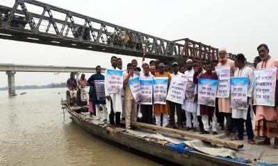 দুধকুমার নদের ভাঙন রোধ ও চর মন্ত্রণালয়ের দাবিতে মানববন্ধন