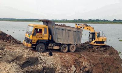মধুমতি নদীর তীরে অবৈধ মাটি কাটা, মোবাইল কোর্টে দুইজনের কারাদণ্ড