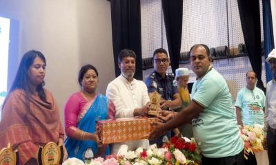 মাদারীপুরে জাতীয় পল্লী উন্নয়ন দিবসে উদ্যোক্তাদের পুরস্কার ও ঋণ বিতরণ