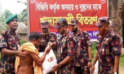 দৌলতপুরে বর্ষায় কর্মহীন ১০০ সীমান্তবর্তী পরিবারের পাশে বিজিবি