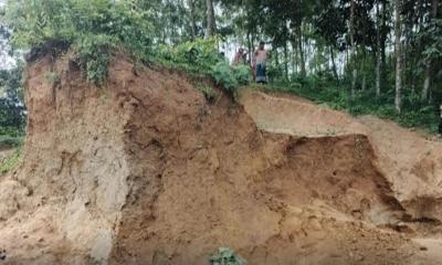 মিরসরাইয়ে টিলার মাটি কাটতে গিয়ে মাটির স্তূপে চাপা পড়ে কিশোর নিহত