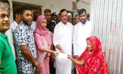 দৌলতপুরে নদীভাঙনে ক্ষতিগ্রস্তদের মাঝে অর্থ ও ঢেউটিন বিতরণ