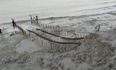 সন্দ্বীপে ভাঙনে উন্মুক্ত সাবমেরিন কেবল রক্ষায় পাউবোর অস্থায়ী কাজ শুরু
