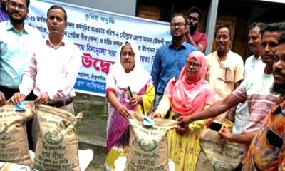 রাণীশংকৈলে কৃষকদের মাঝে বিনামূল্যে সার ও বীজ বিতরণ