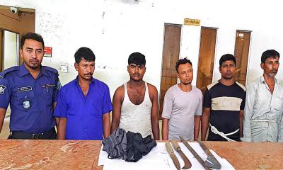 চকরিয়ায় ডাকাতির প্রস্তুতিকালে অস্ত্রসহ গ্রেপ্তার ৫