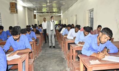 অসুস্থতা জয় করে মাঠ প্রশাসনে ফিরলেন মাগুরার ডিসি, পরিদর্শনে এইচএসসি কেন্দ্র