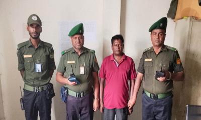 সোহরাওয়ার্দী হাসপাতালে আনসার সদস্যদের তৎপরতায় দালাল আটক