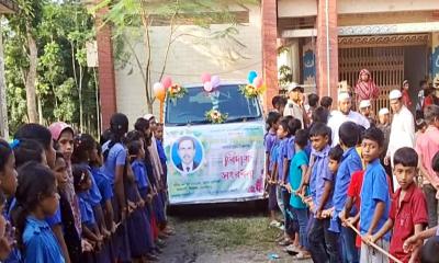 ঈশ্বরগঞ্জে ফুলেল ভালোবাসায় অবসর নিলেন প্রধান শিক্ষক আজমুল হক