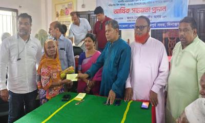 দিনাজপুরে প্রধানমন্ত্রীর ঈদ উপহার বিতরণ করলেন এমপি জাহাঙ্গীর