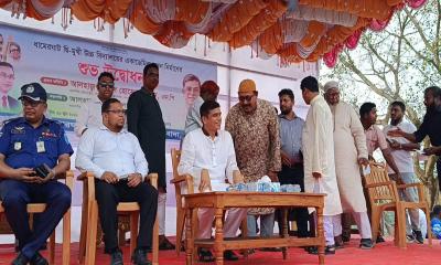 বিশেষ চেয়ার ছেড়ে প্লাস্টিকের চেয়ারে বসলেন প্রতিমন্ত্রী আজাদ