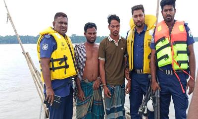 মেহেন্দিগঞ্জে নদীতে চাঁদাবাজির সময় হাতেনাতে আটক ২