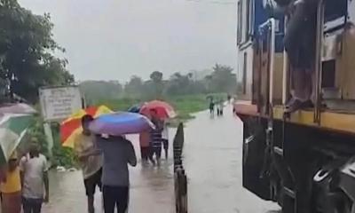 ভারী বৃষ্টিতে রেললাইন পানির নিচে, চট্টগ্রাম-কক্সবাজার রুটে ট্রেন চলাচল বন্ধ