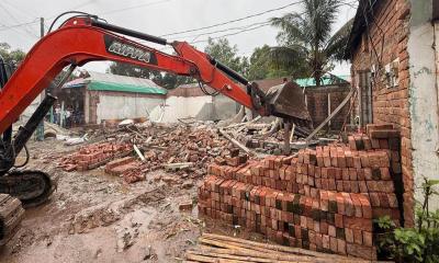 মধুপুরের গারোবাজারে ৪টি অবৈধ দোকান উচ্ছেদ