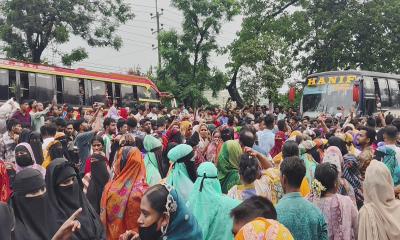 সোনারগাঁয়ে মহাসড়ক অবরোধ করে পোশাক শ্রমিকদের বিক্ষোভ