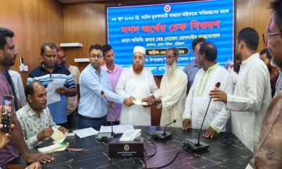 ভুরুঙ্গামারীর অগ্নিকাণ্ডে ক্ষতিগ্রস্ত দোকানদারদের মাঝে সহায়তার চেক বিতরণ
