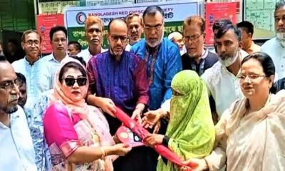 তীব্র তাপপ্রবাহে টাঙ্গাইলে রেড ক্রিসেন্ট সোসাইটির ছাতা ও মাস্ক বিতরণ