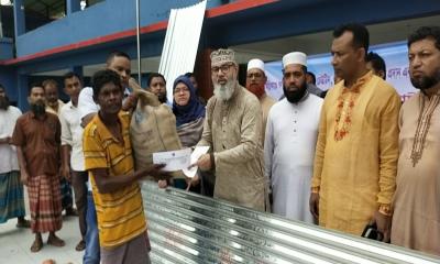জরাজীর্ণ ঘরে বসবাসকারী রহমানের পাশে দাঁড়ালেন এমপি মাসুদ সাঈদী