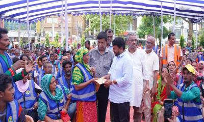 রাসিকের ১,২৩৭ পরিচ্ছন্নতাকর্মীকে প্রধানমন্ত্রীর উপহার বিতরণ করলেন প্রশাসক