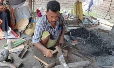 টুংটাং শব্দে মুখর ভেড়ামারার কামারপাড়া, দম ফেলার ফুসরত নেই কারিগরদের