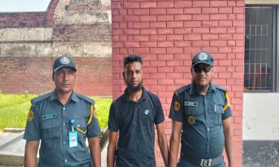 স্ত্রীকে কারাগারে দেখতে এসে গাঁজাসহ আটক স্বামী