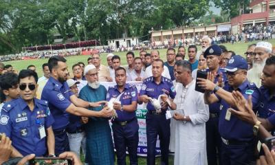 শ্রীপুরে পুলিশ সুপার কাপ ফুটবলে পুলিশের জয়, ছড়াল সম্প্রীতির বার্তা