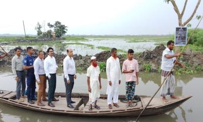টুঙ্গিপাড়ায় বারখাল পুনঃখনন পরিদর্শনে জেলা প্রশাসক