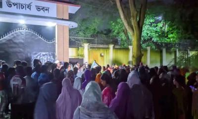 বেরোবিতে প্রভোস্টের পদত্যাগ দাবিতে মধ্যরাতে নারী শিক্ষার্থীদের বিক্ষোভ