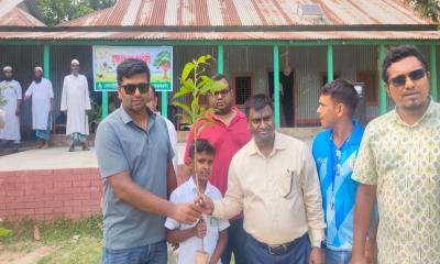 টাঙ্গাইলে শিক্ষার্থীদের মাঝে গাছের চারা বিতরণ