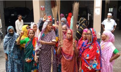 বরিশালে সাবেক জেলা প্রশাসকের বিরুদ্ধে ঝাড়ু মিছিল